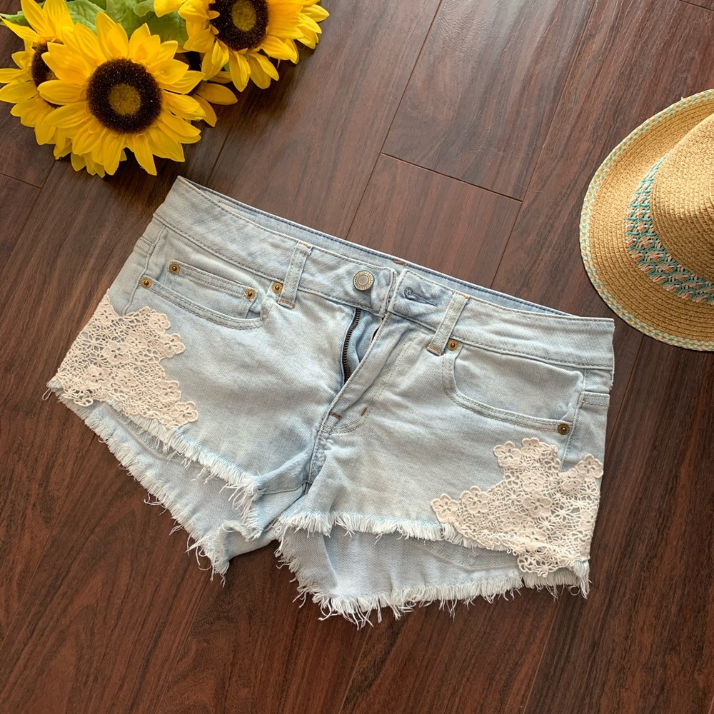 American Eagle Light Denim Stretch Shorts with Lace Size 6 Small Medium